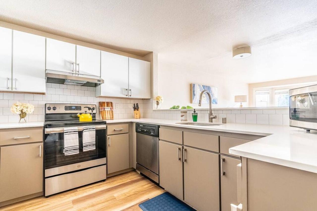 Modern And Spacious Apartment- Gym, Wifi, Free Parking Seattle Esterno foto
