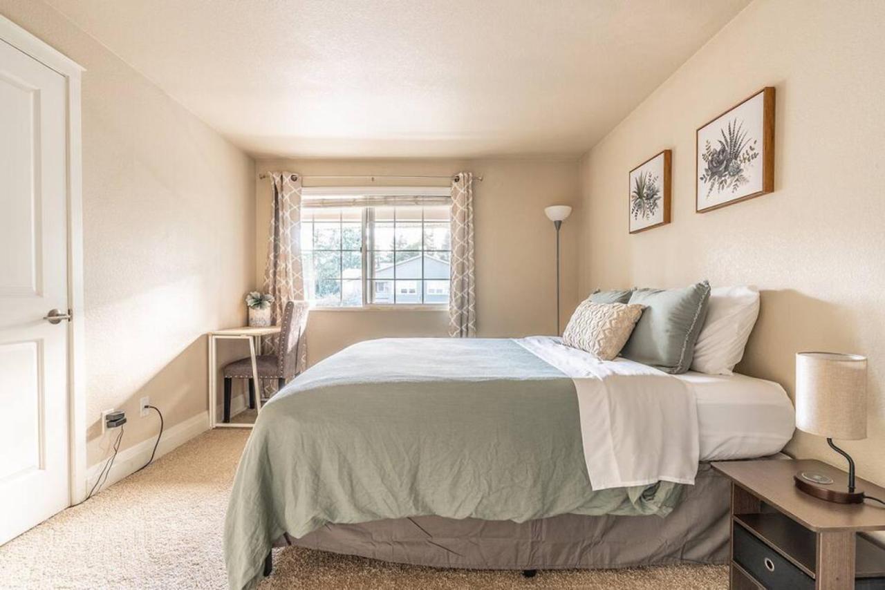 Modern And Spacious Apartment- Gym, Wifi, Free Parking Seattle Esterno foto