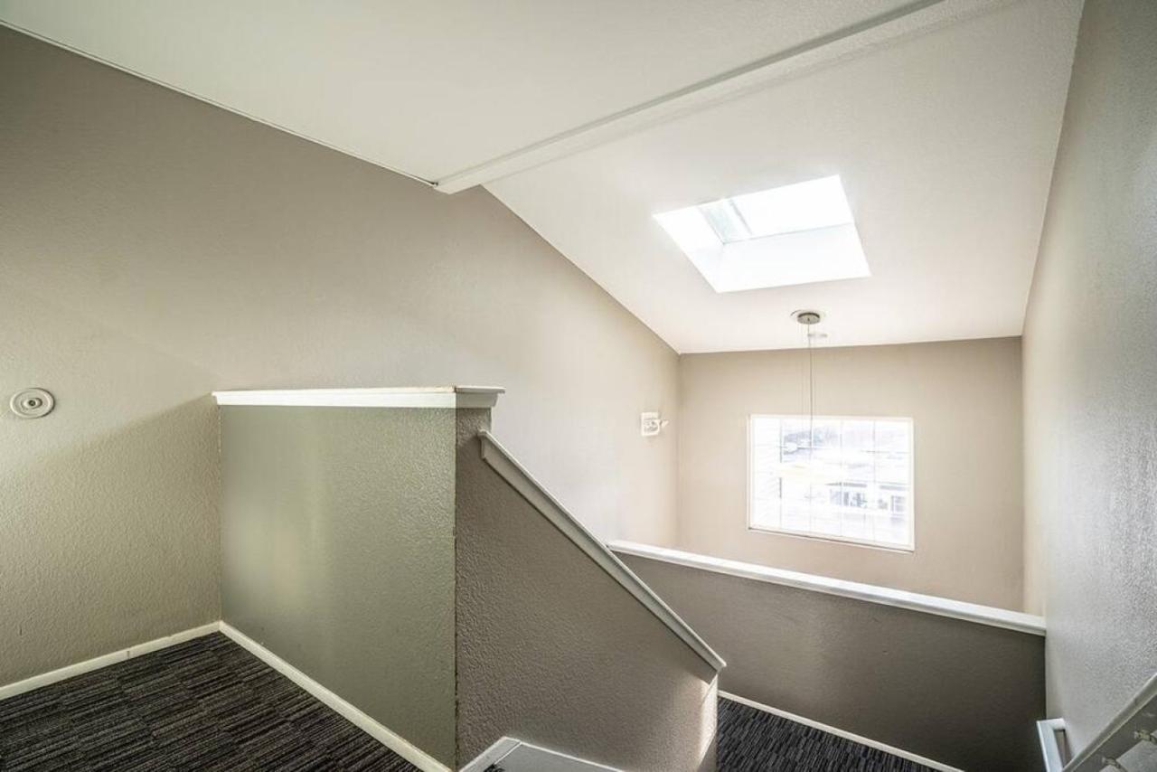 Modern And Spacious Apartment- Gym, Wifi, Free Parking Seattle Esterno foto
